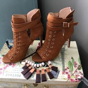 Size 7.5 BCBGenerarion lace up heels